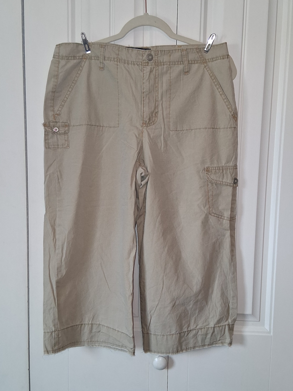 Bandolino Khaki Cargo Cropped Pants Women's Size 10